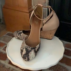 Clark blush & snake wedges